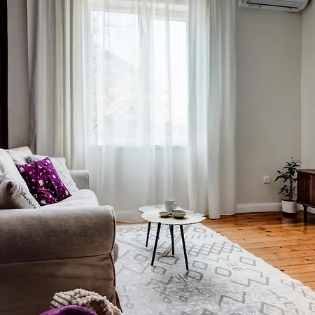 Cozy Bright Space In The Heart Of Women's Market *